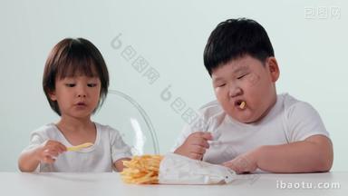 东方儿童吃薯条